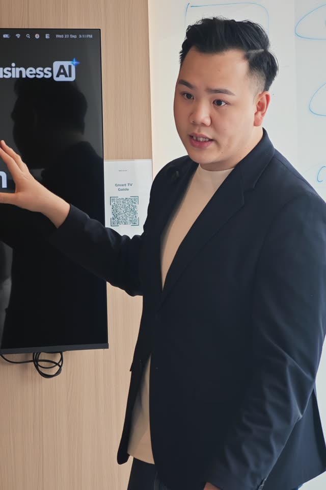 Shawn 一边讲解一边示范